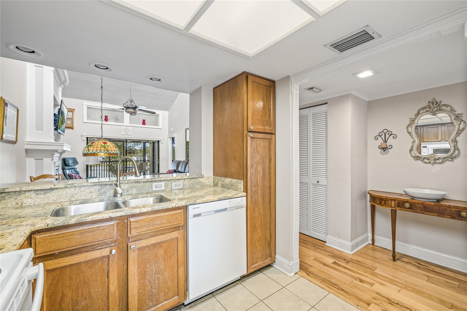 Image 12 of 35 For 222 Woodlake Wynde  222