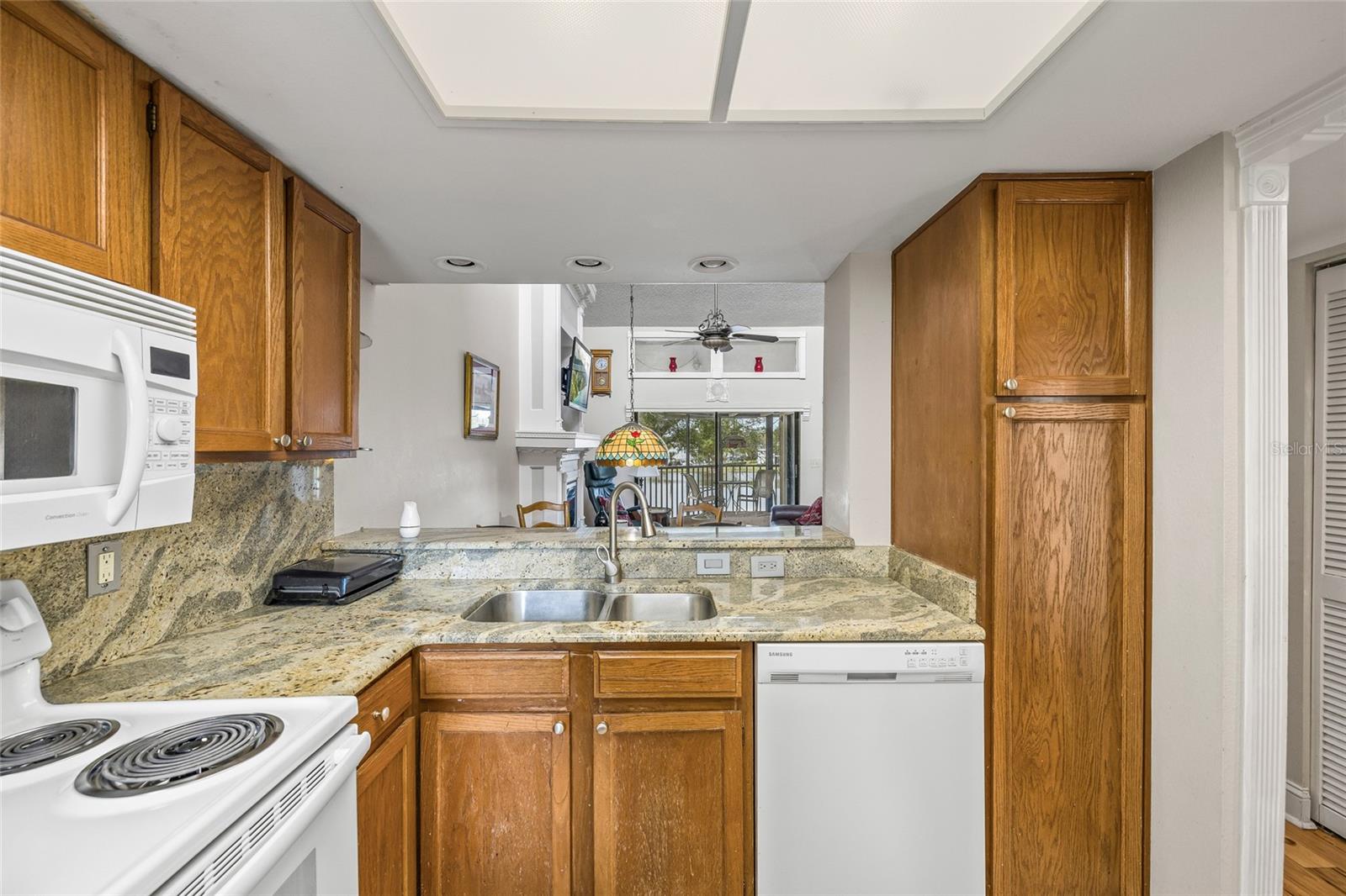 Image 13 of 35 For 222 Woodlake Wynde  222