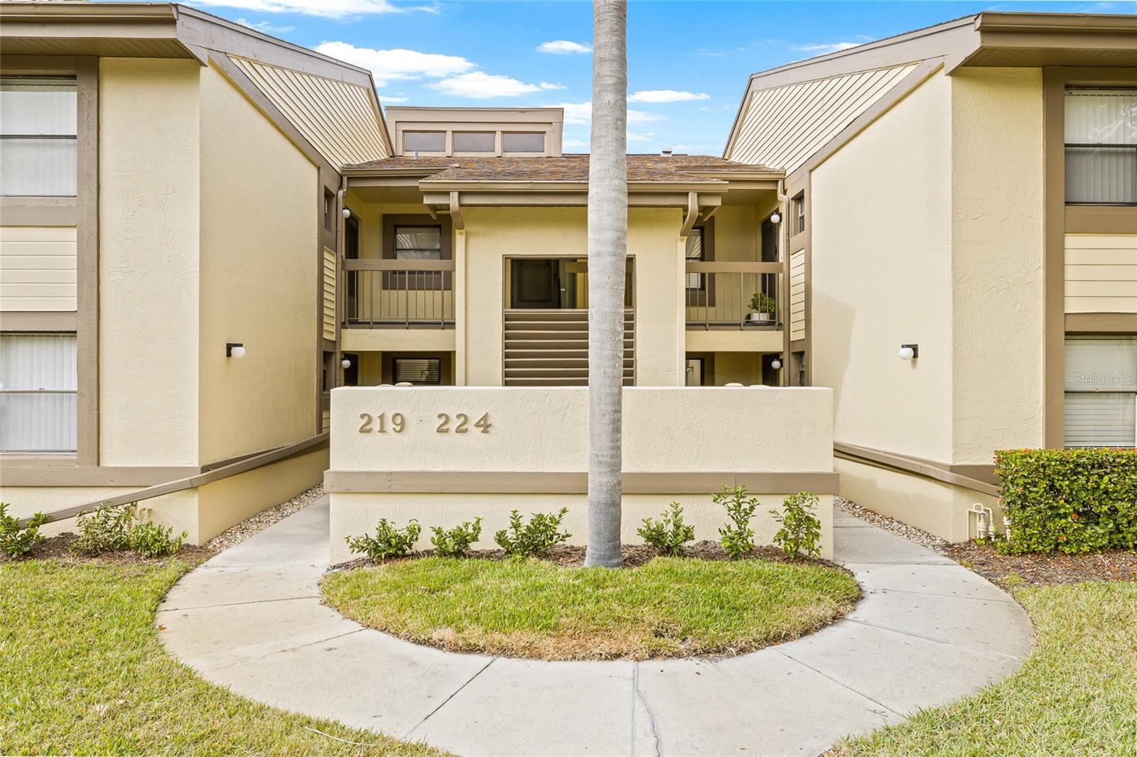 Image 2 of 35 For 222 Woodlake Wynde  222