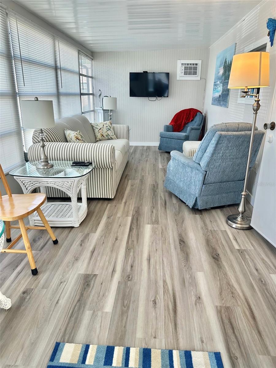 Listing photo id 3 for 11111 101st Street 100