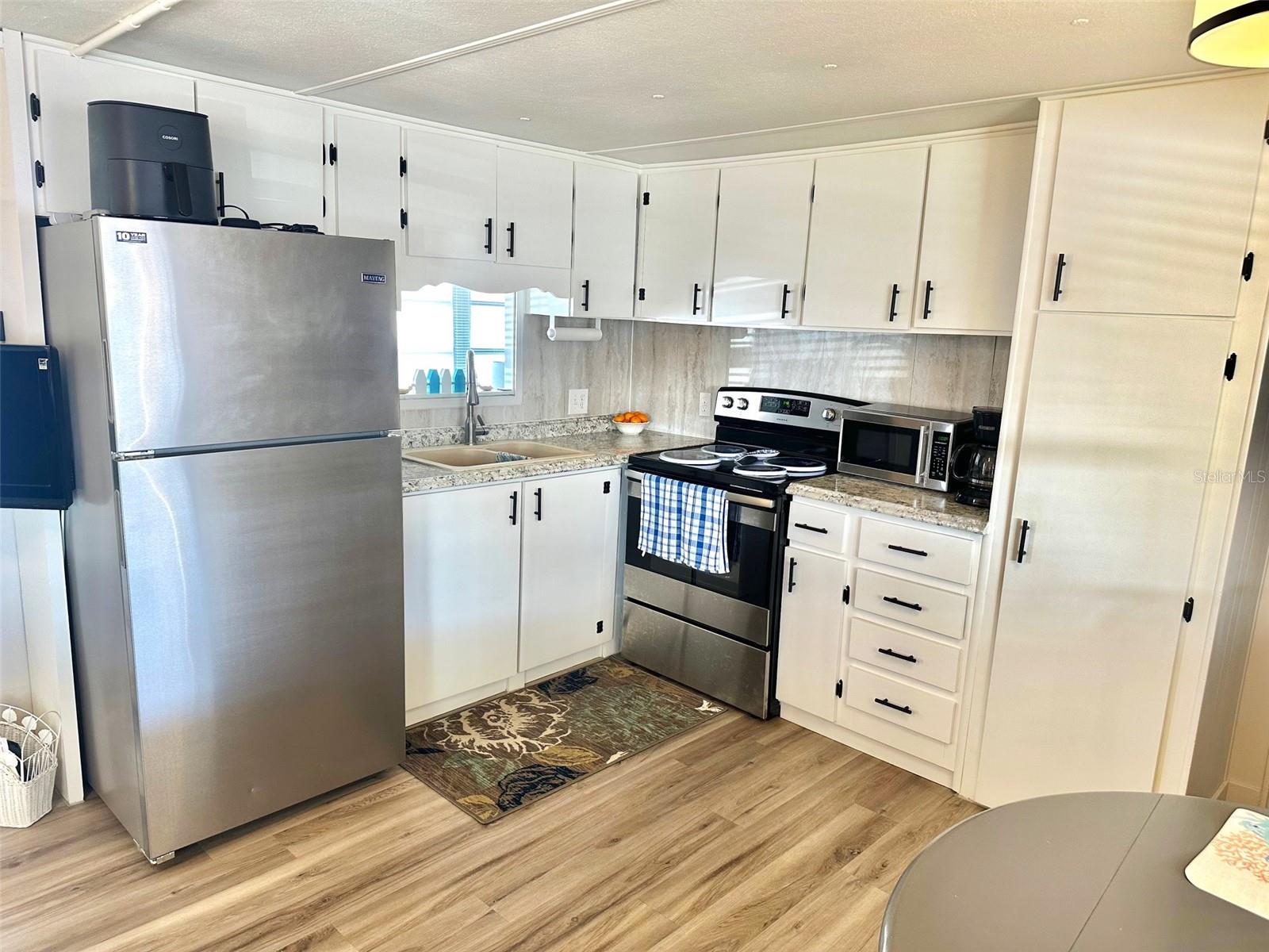 Listing photo id 4 for 11111 101st Street 100