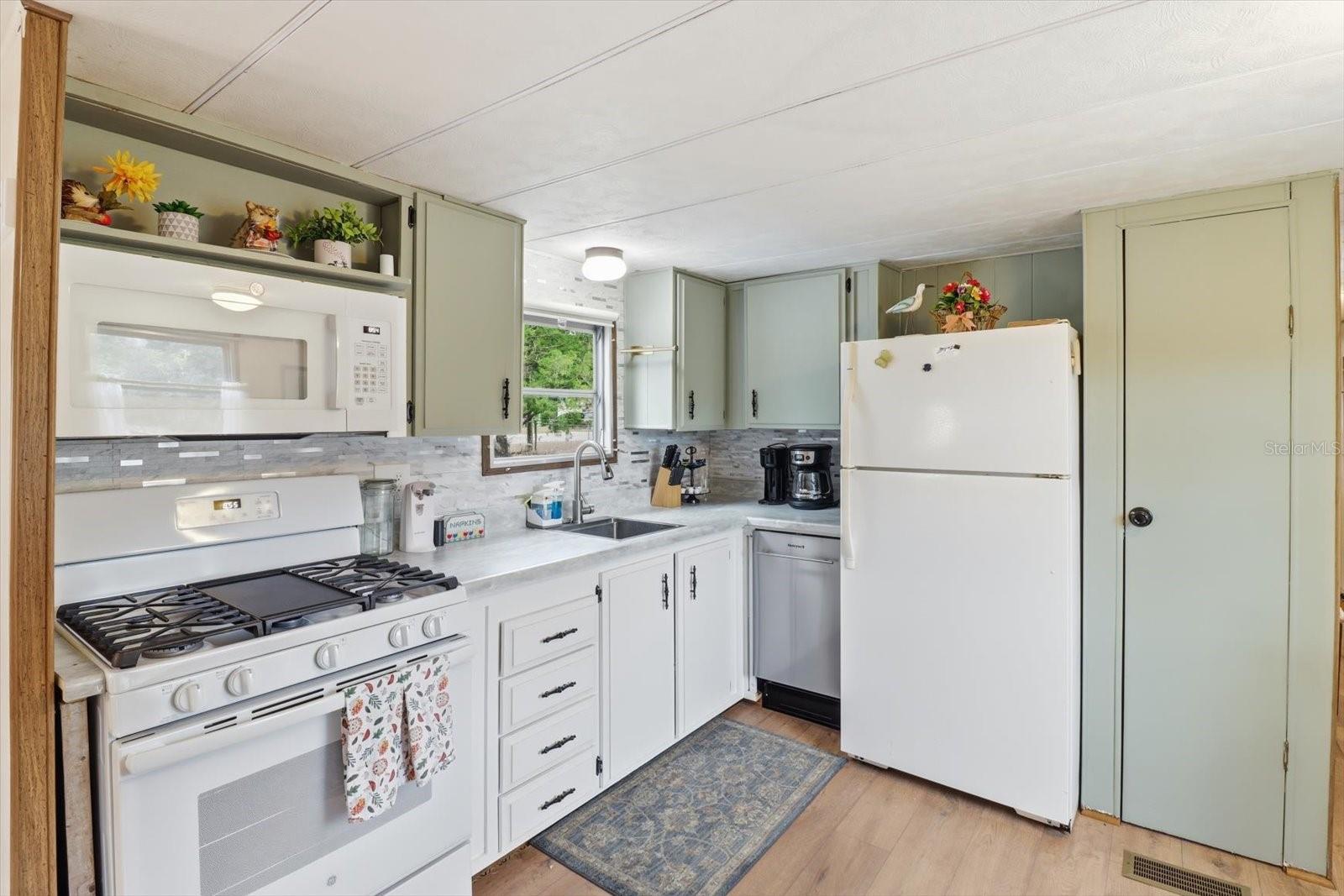 Image 12 of 30 For 7749 Chassahowitzka Street