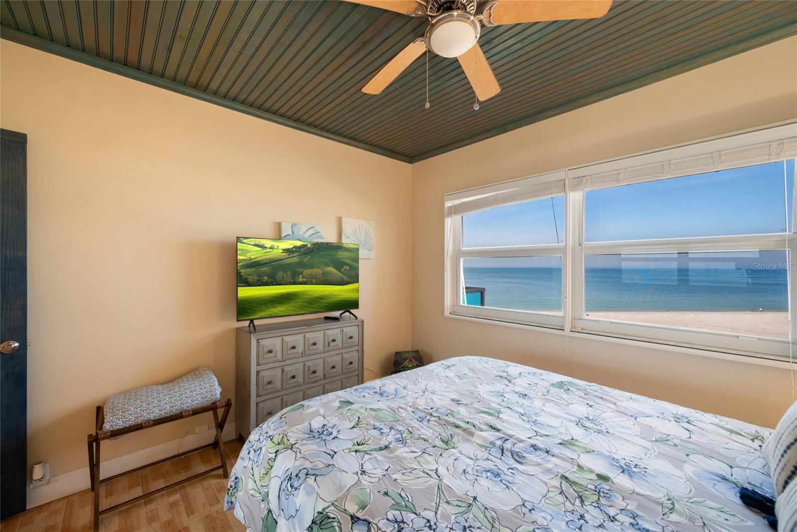 Image 24 of 46 For 880 Mandalay Avenue S405