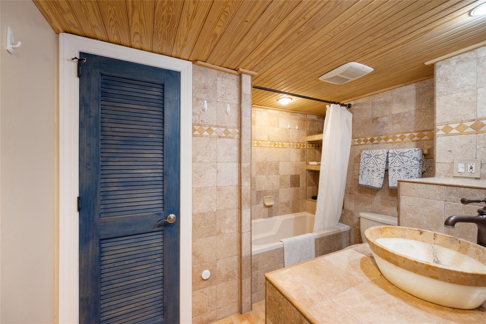 Image 26 of 46 For 880 Mandalay Avenue S405