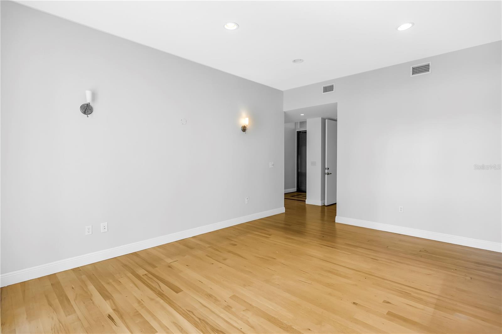 Listing photo id 49 for 838 Monterey Boulevard Ne