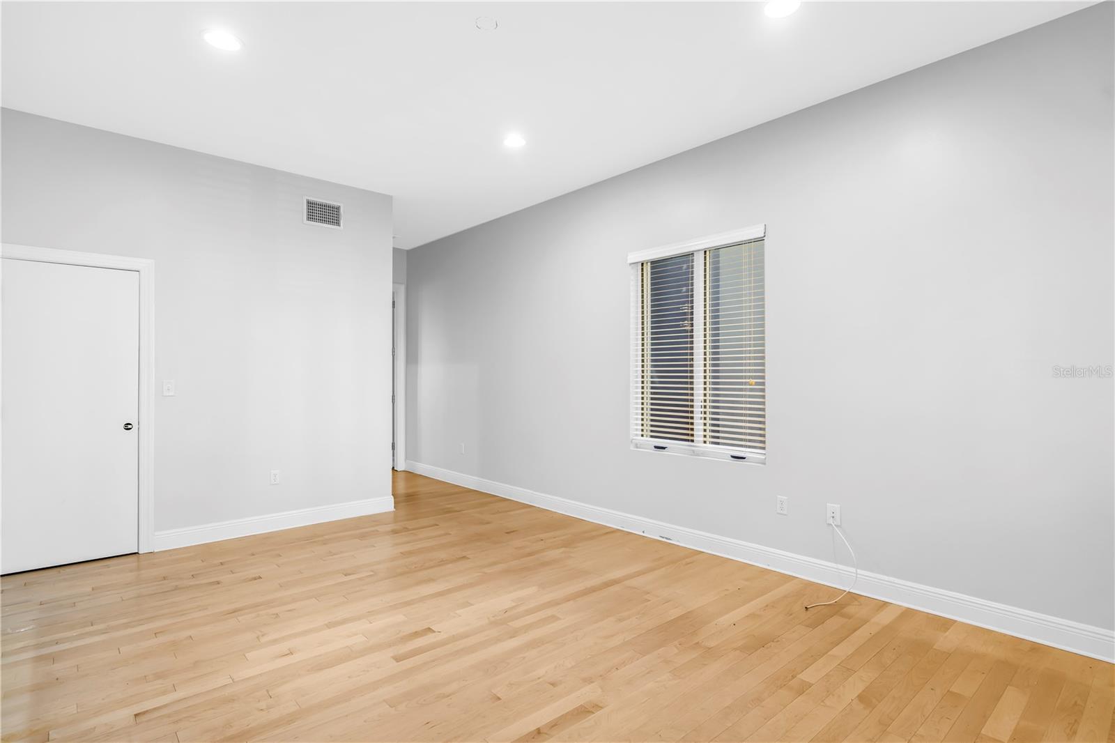 Listing photo id 52 for 838 Monterey Boulevard Ne