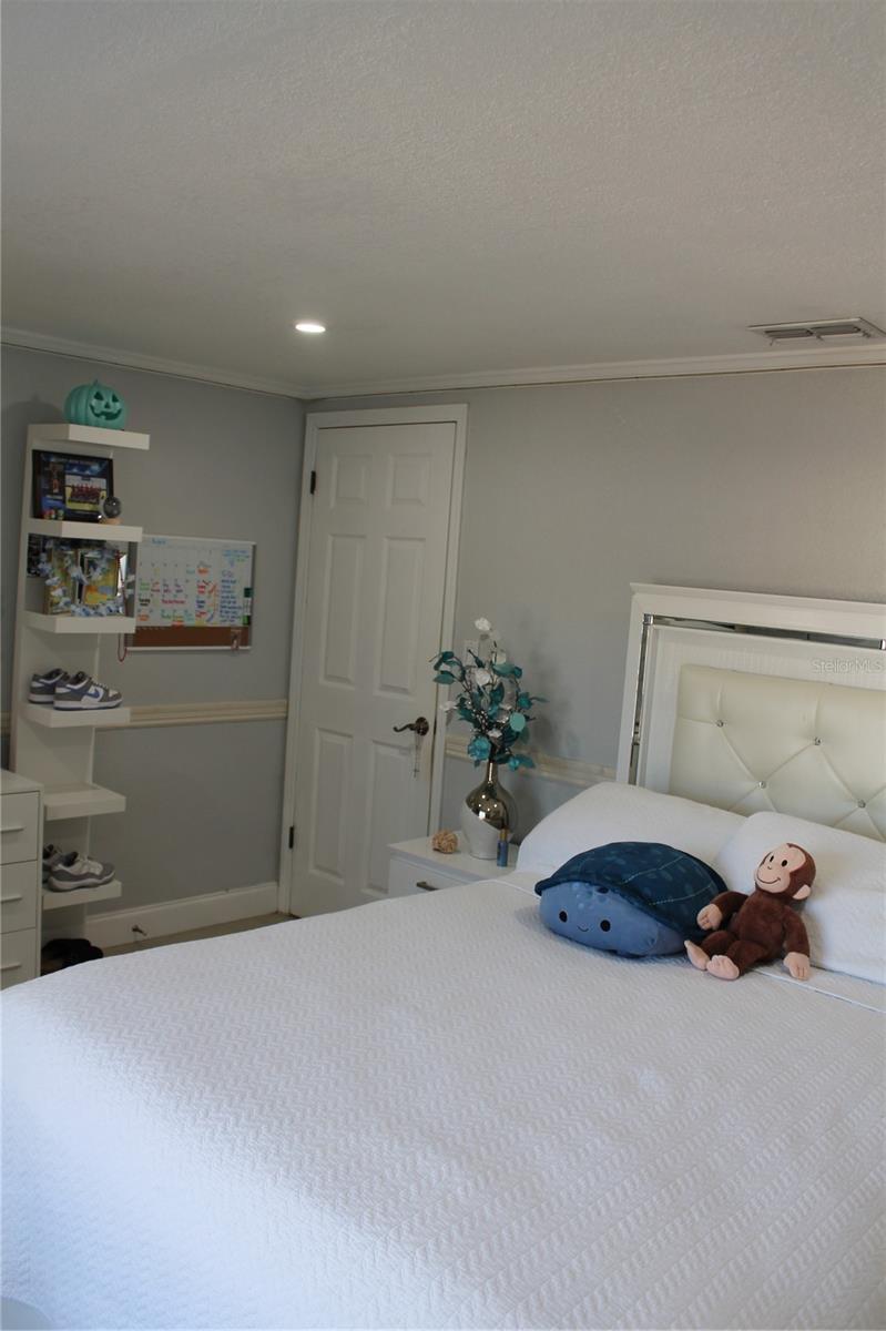 Listing photo id 24 for 9006 Lunar Lane