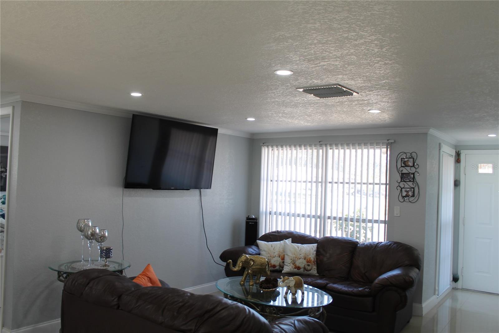 Listing photo id 3 for 9006 Lunar Lane