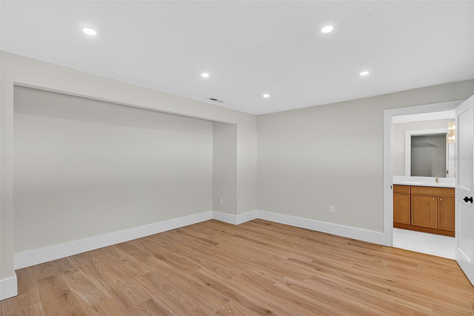 Image 3 of 28 For 1713 Connecticut Avenue Ne