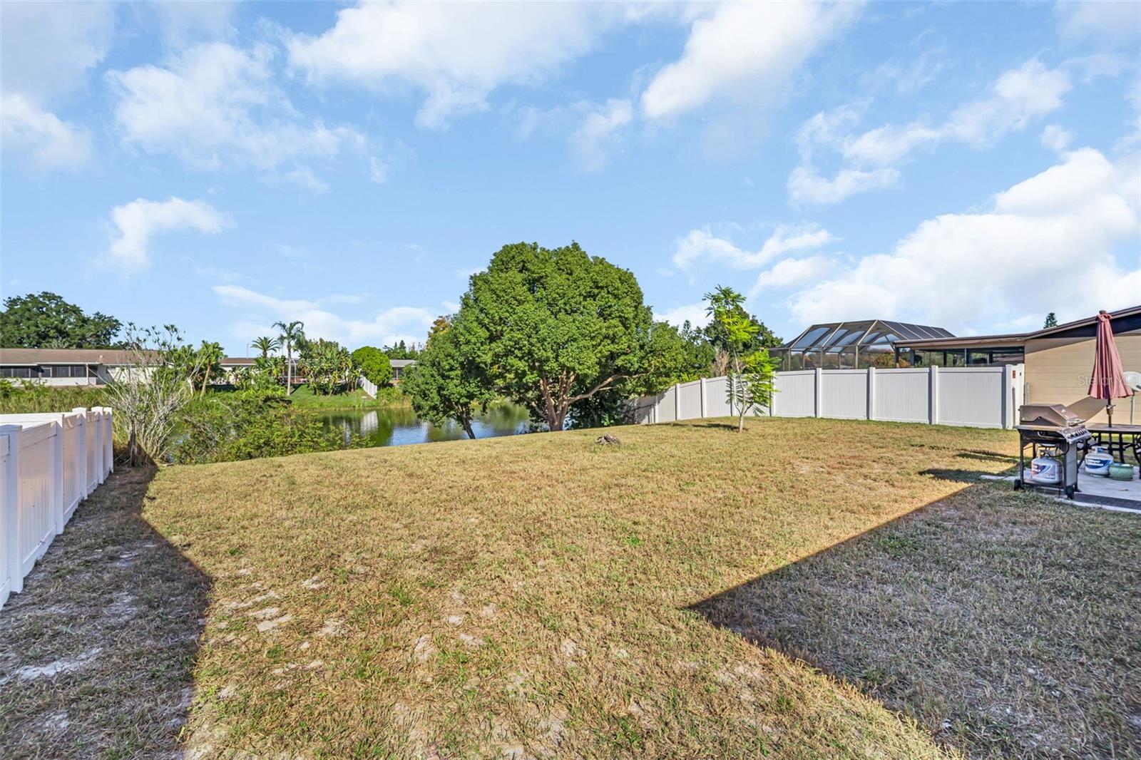 Listing photo id 8 for 8425 Redfield Drive