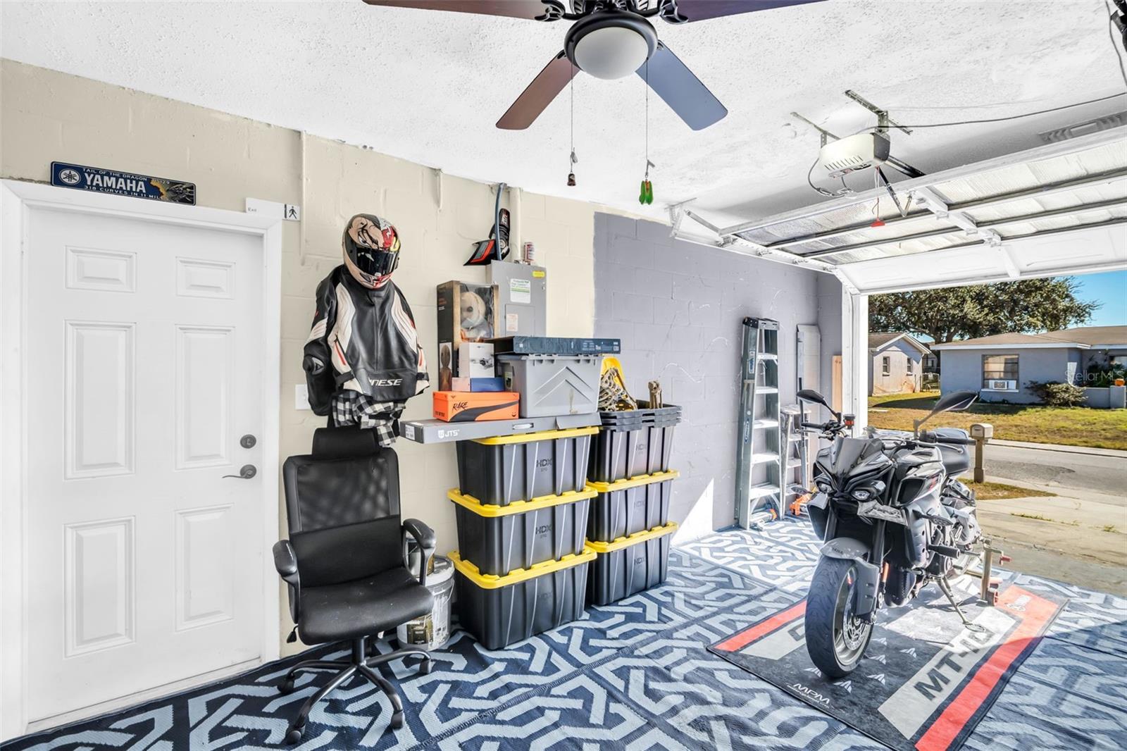 Listing photo id 6 for 8425 Redfield Drive