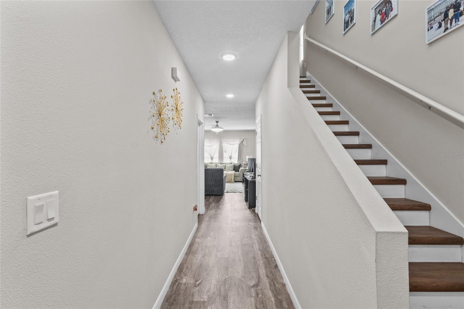 Listing photo id 2 for 12841 Tannencrest Drive