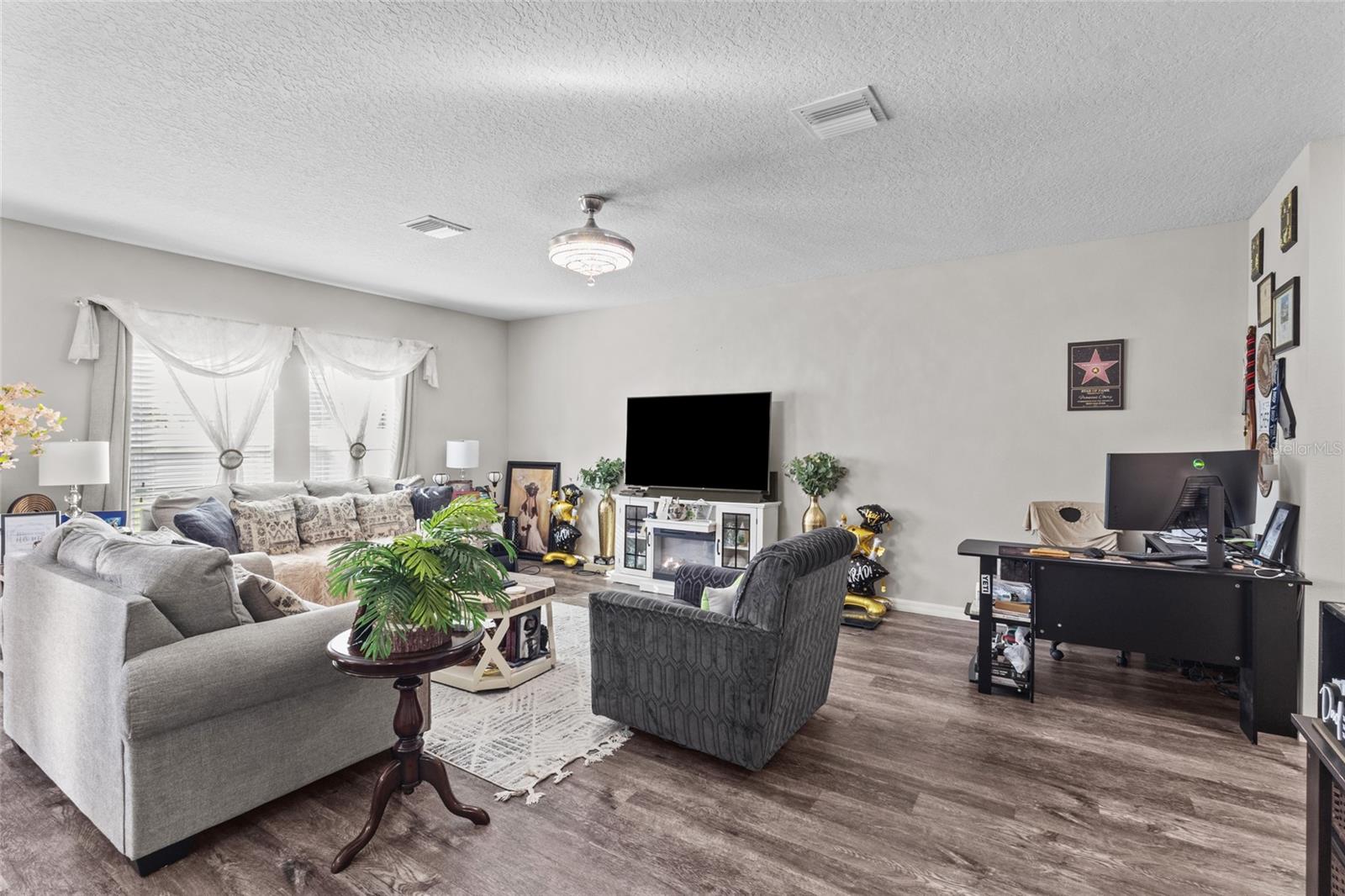 Listing photo id 3 for 12841 Tannencrest Drive