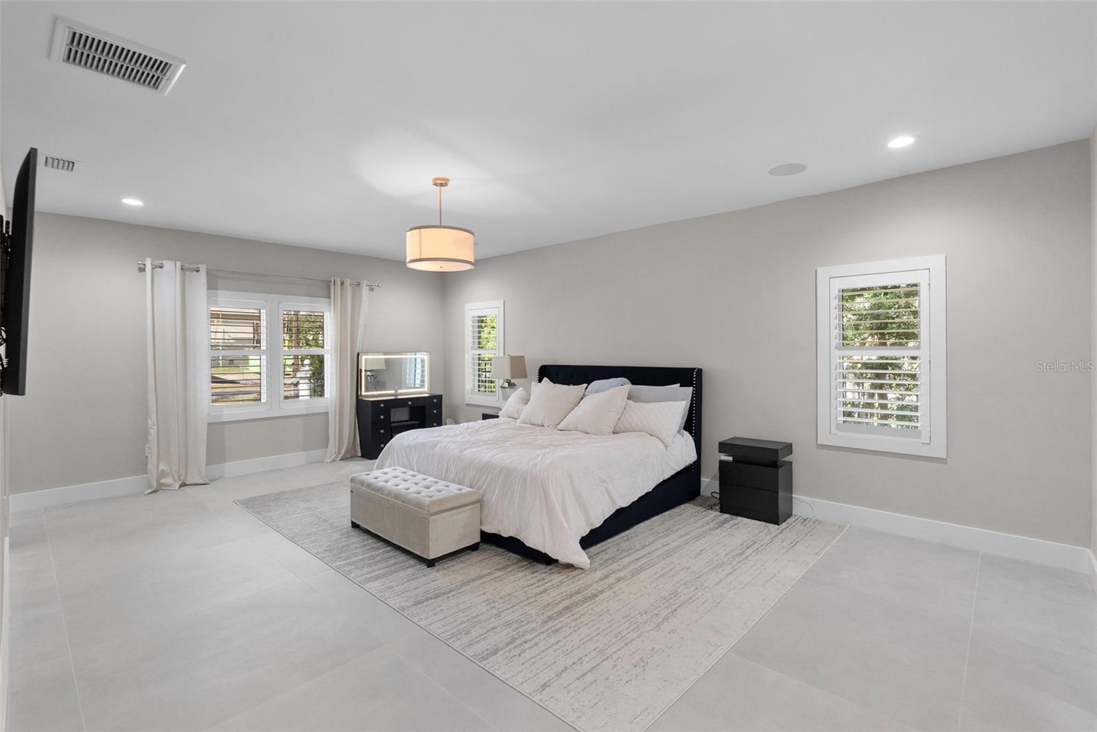 Image 18 of 45 For 5018 The Riviera Street