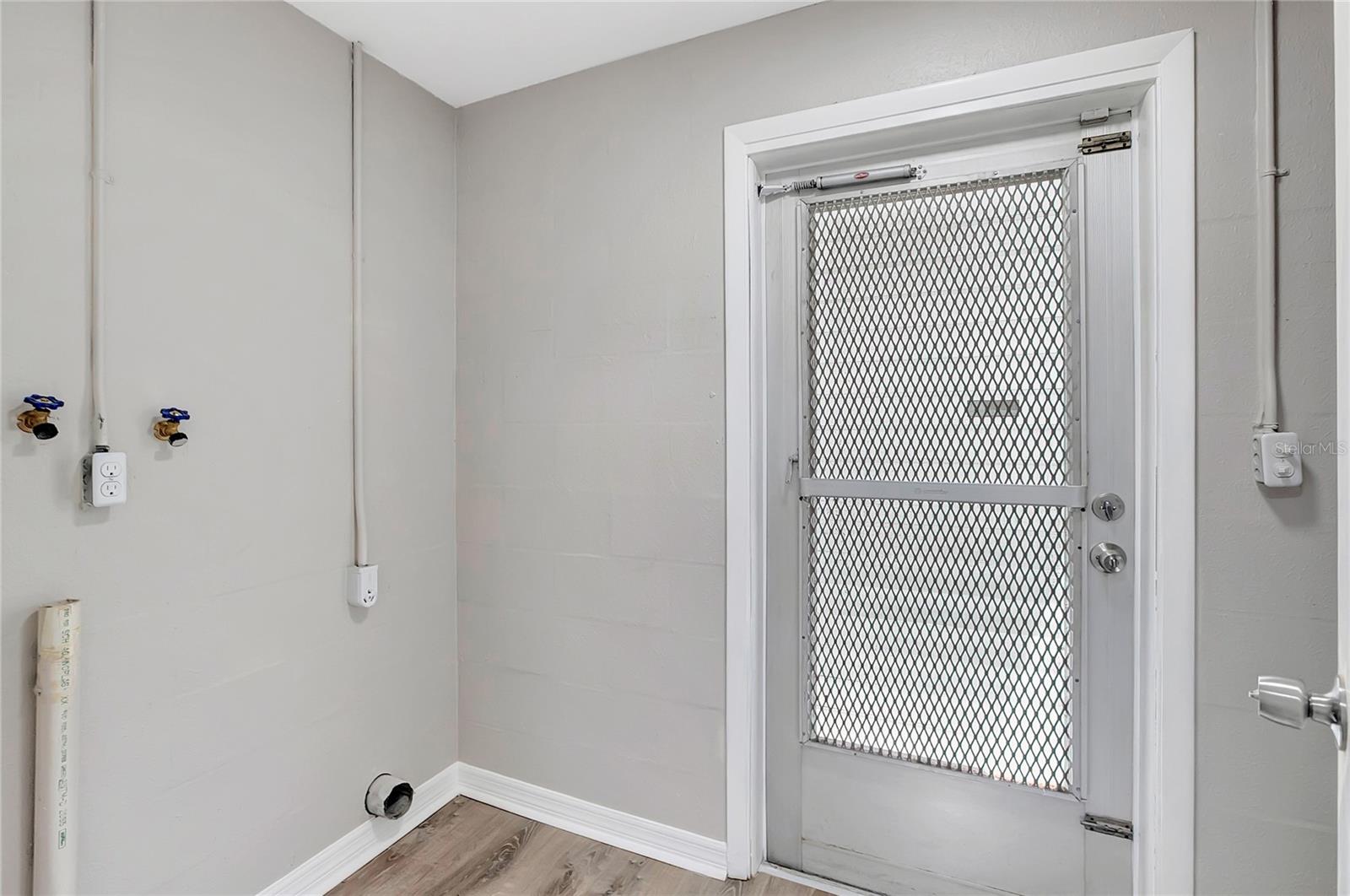 Image 24 of 37 For 5900 Beech Street