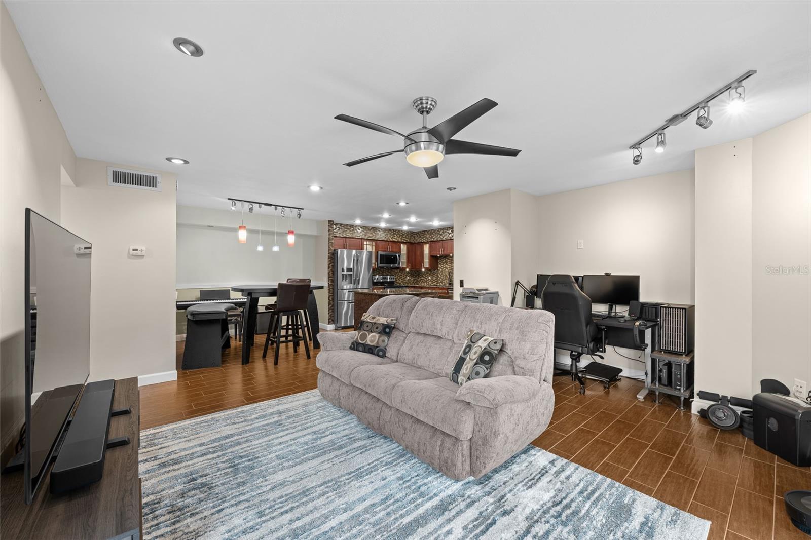 Image 6 of 67 For 9481 Highland Oak Drive 1709