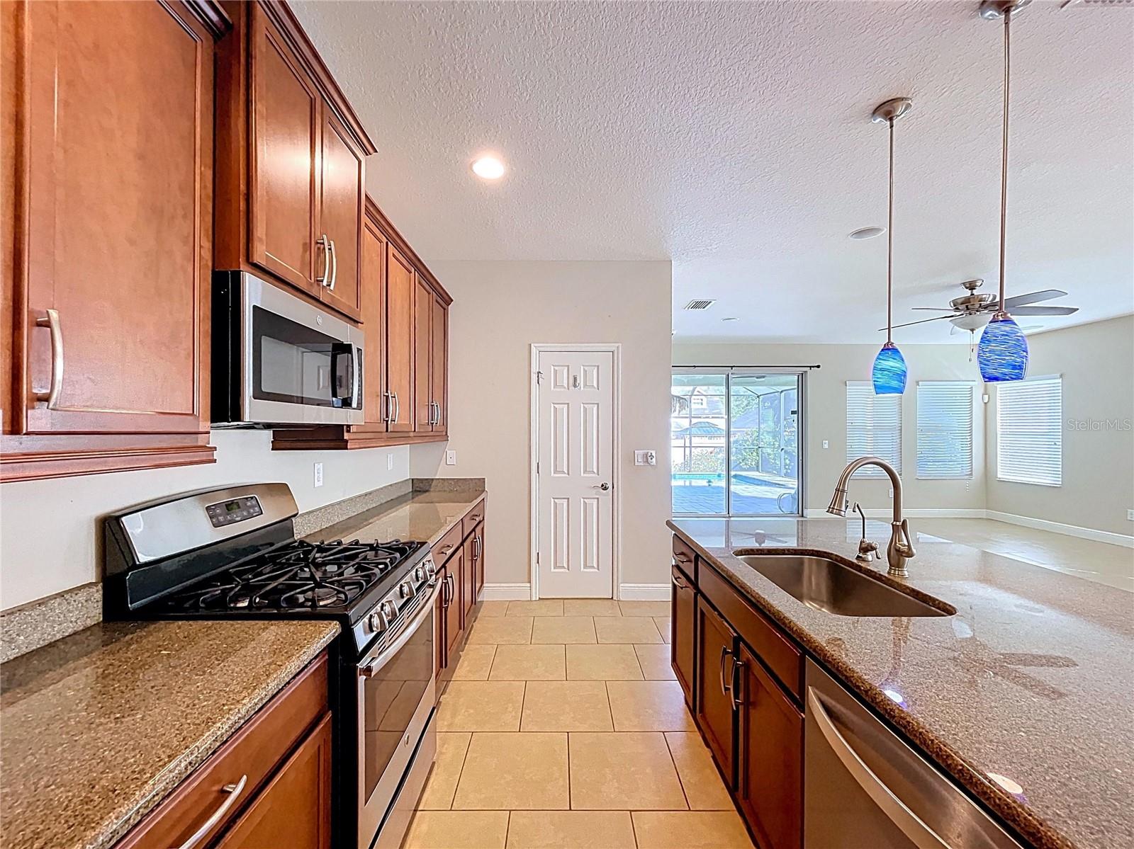Listing photo id 16 for 6507 Nestall Court