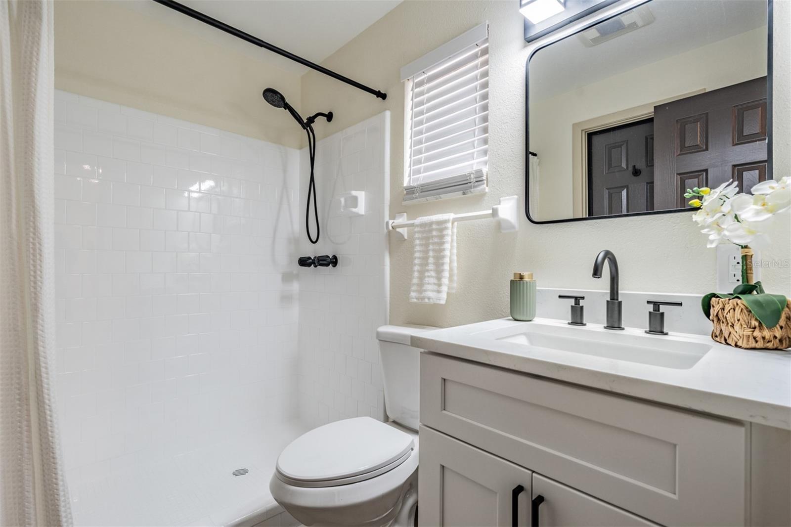 Image 18 of 23 For 1275 Edenville Avenue