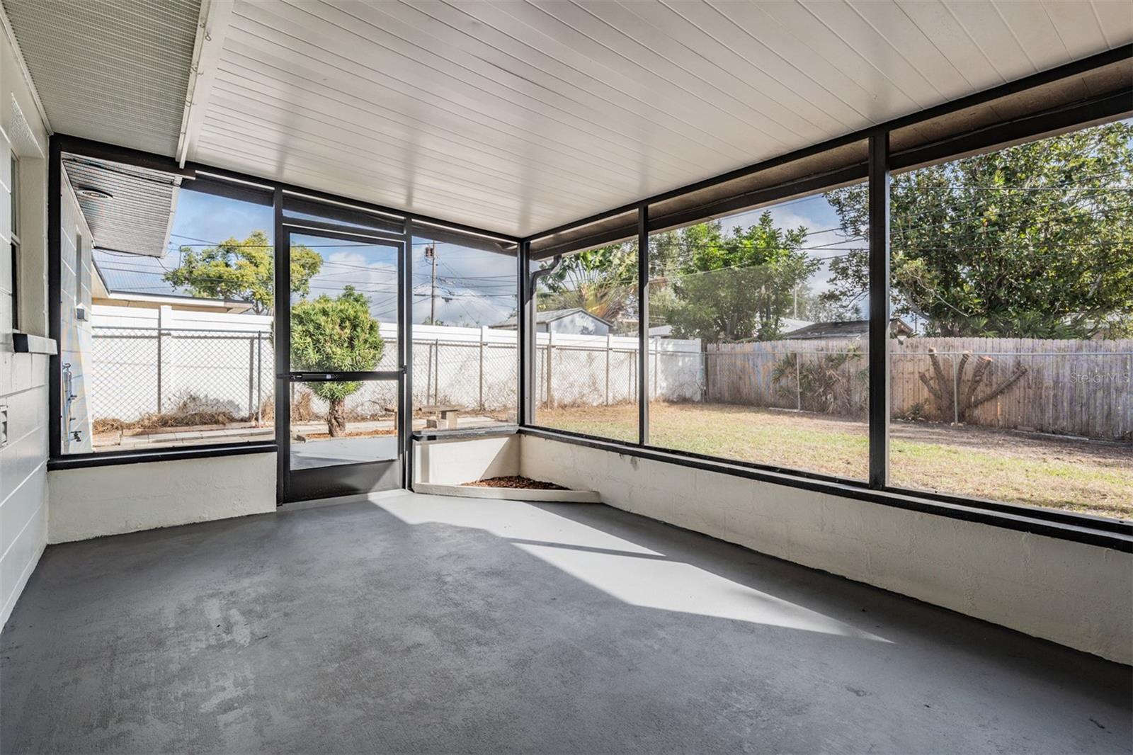 Image 19 of 23 For 1275 Edenville Avenue