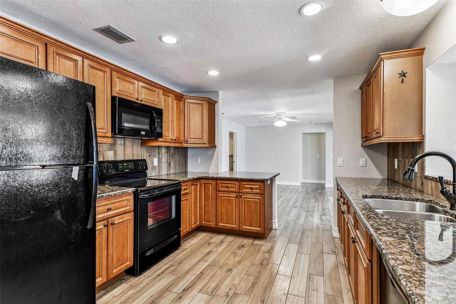 Image 22 of 91 For 13948 Brewster Drive