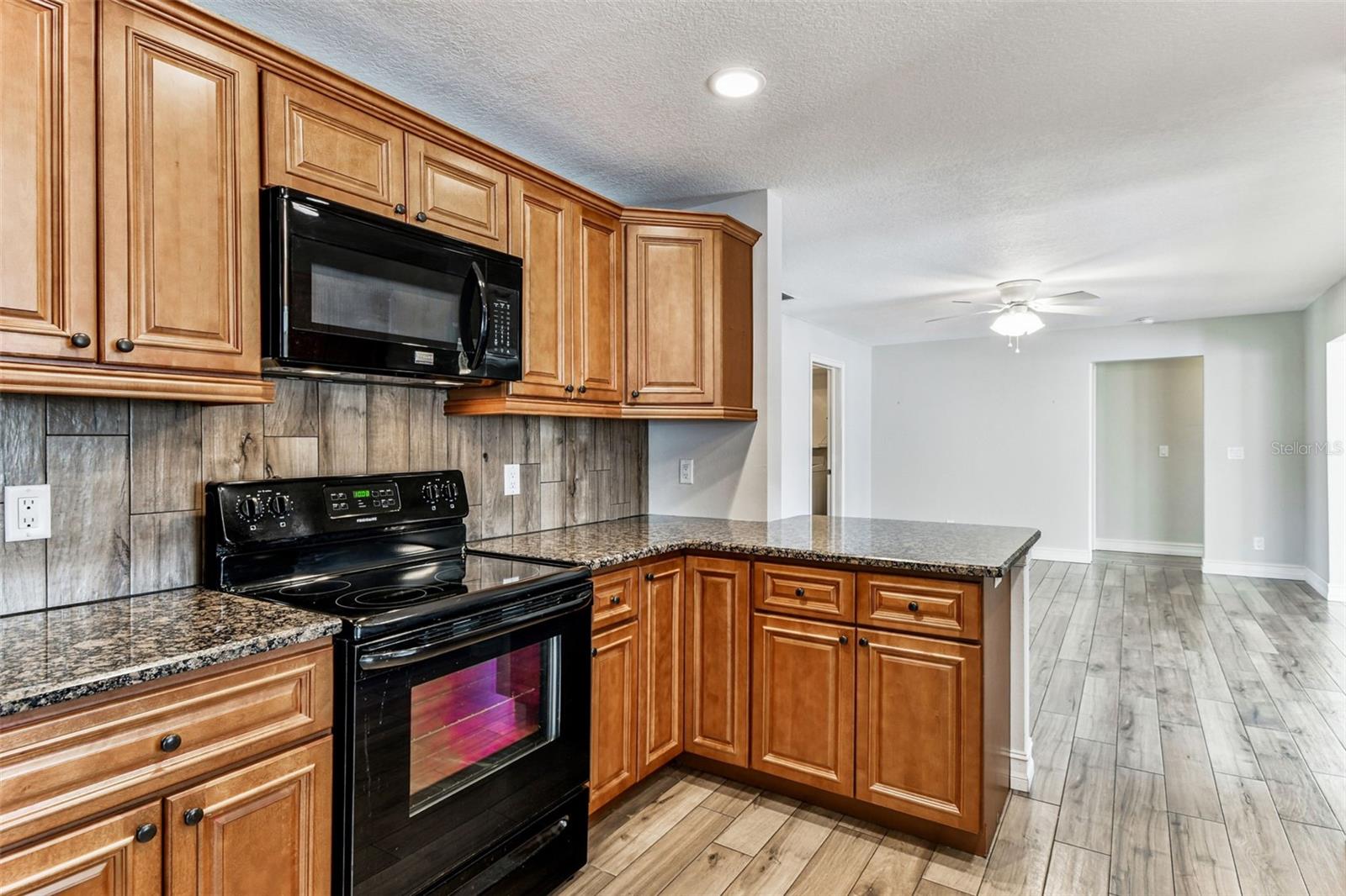 Image 23 of 91 For 13948 Brewster Drive