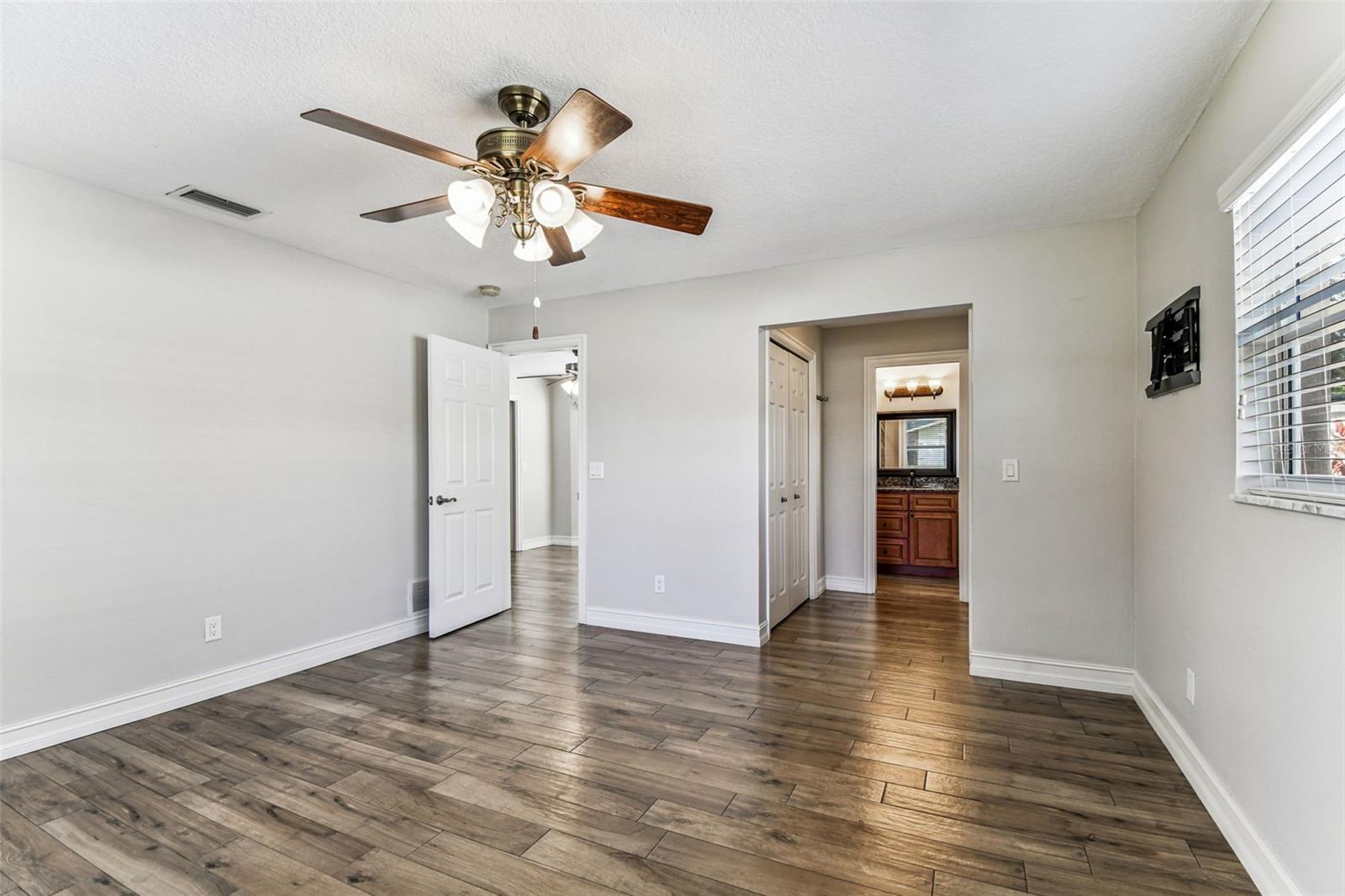 Image 38 of 91 For 13948 Brewster Drive