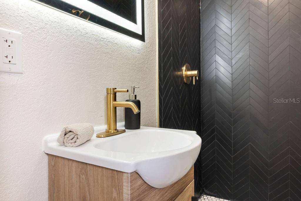 Image 20 of 34 For 4027 Waring Drive