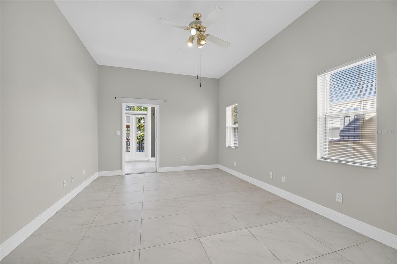 Image 10 of 80 For 172 Lake Shore Drive W