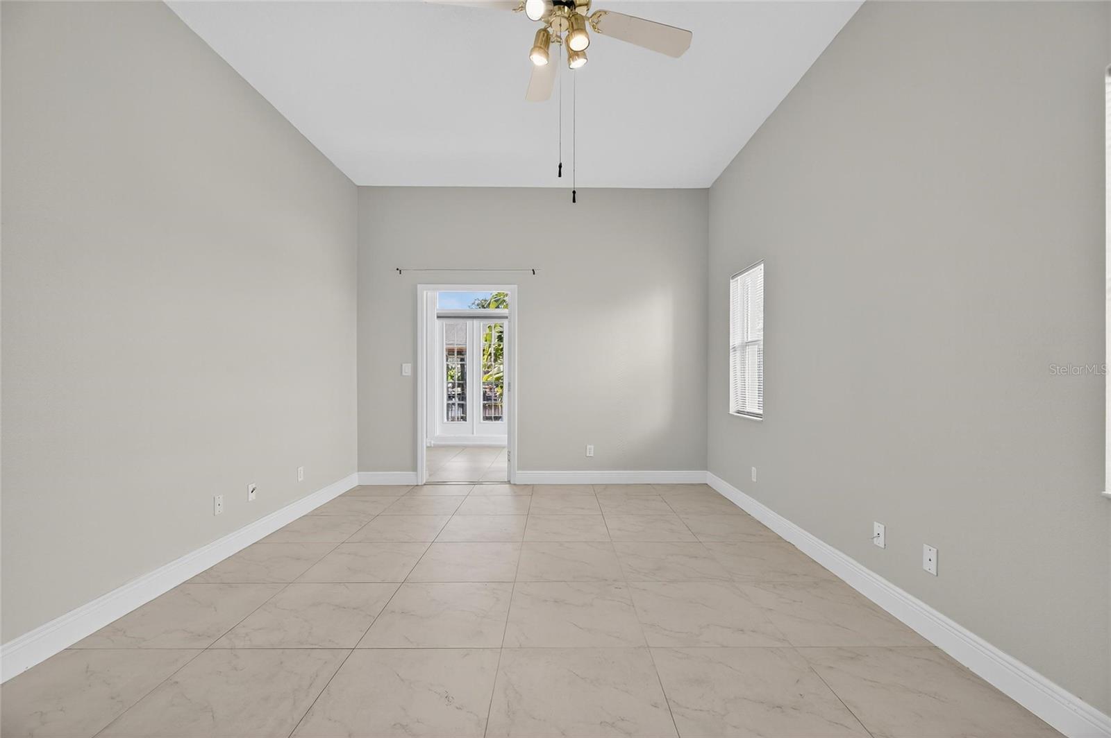 Image 11 of 80 For 172 Lake Shore Drive W