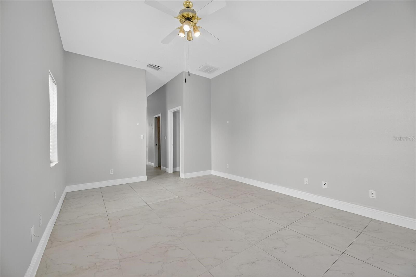 Image 13 of 80 For 172 Lake Shore Drive W