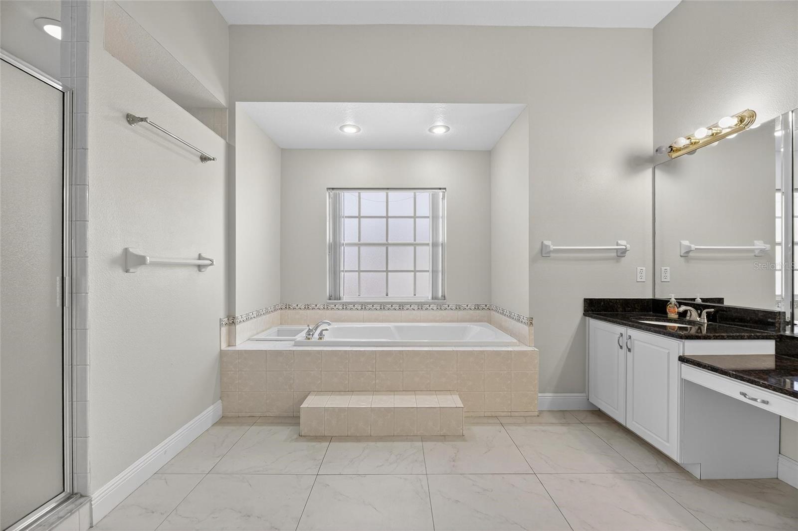 Image 18 of 80 For 172 Lake Shore Drive W