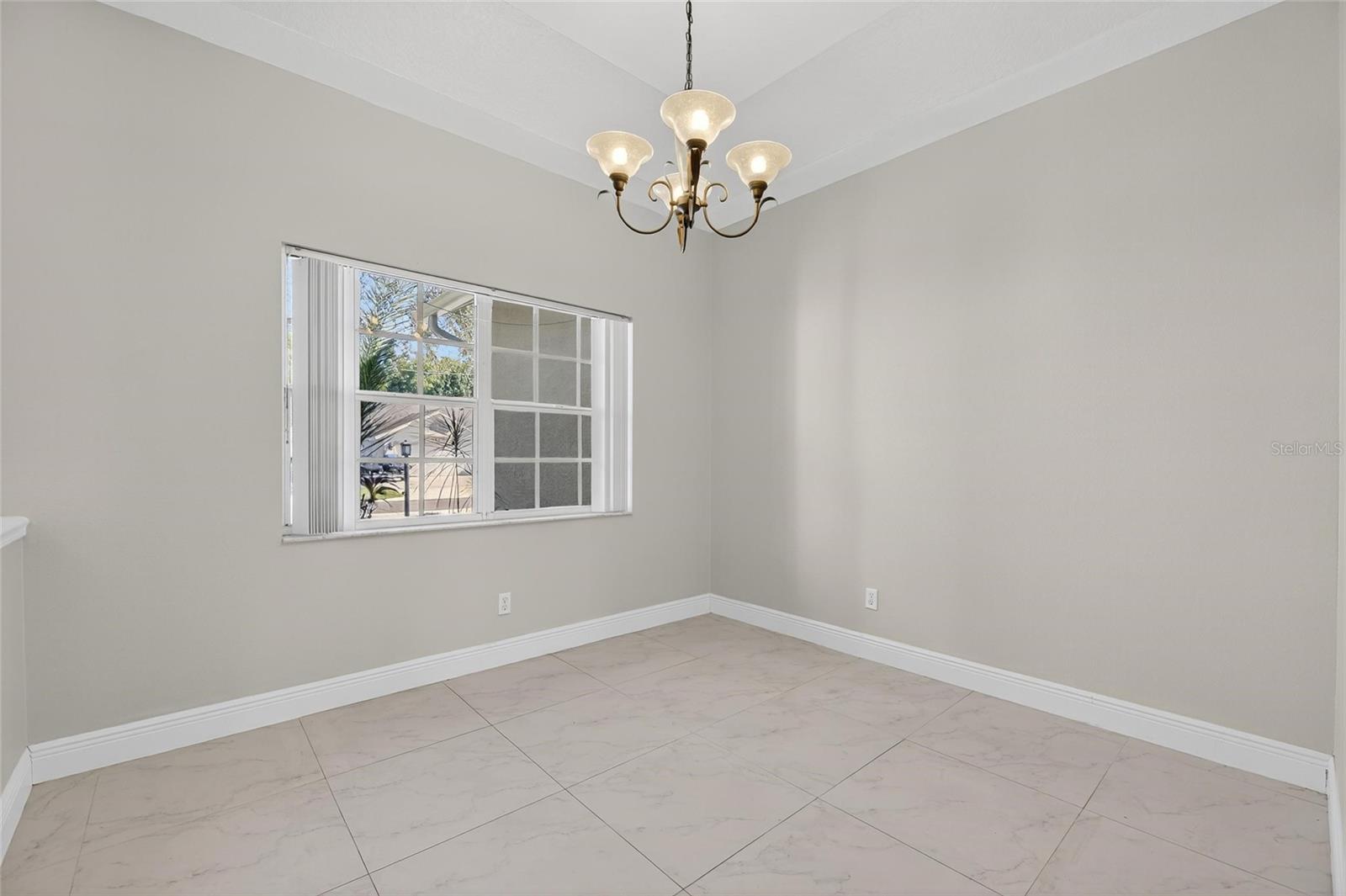 Image 27 of 80 For 172 Lake Shore Drive W