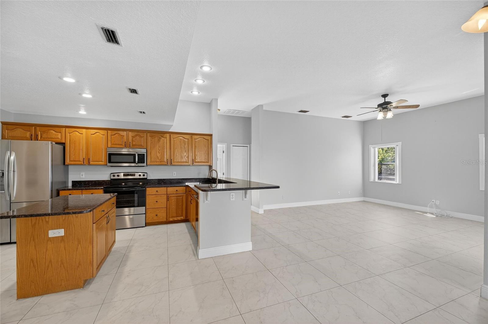 Image 35 of 80 For 172 Lake Shore Drive W