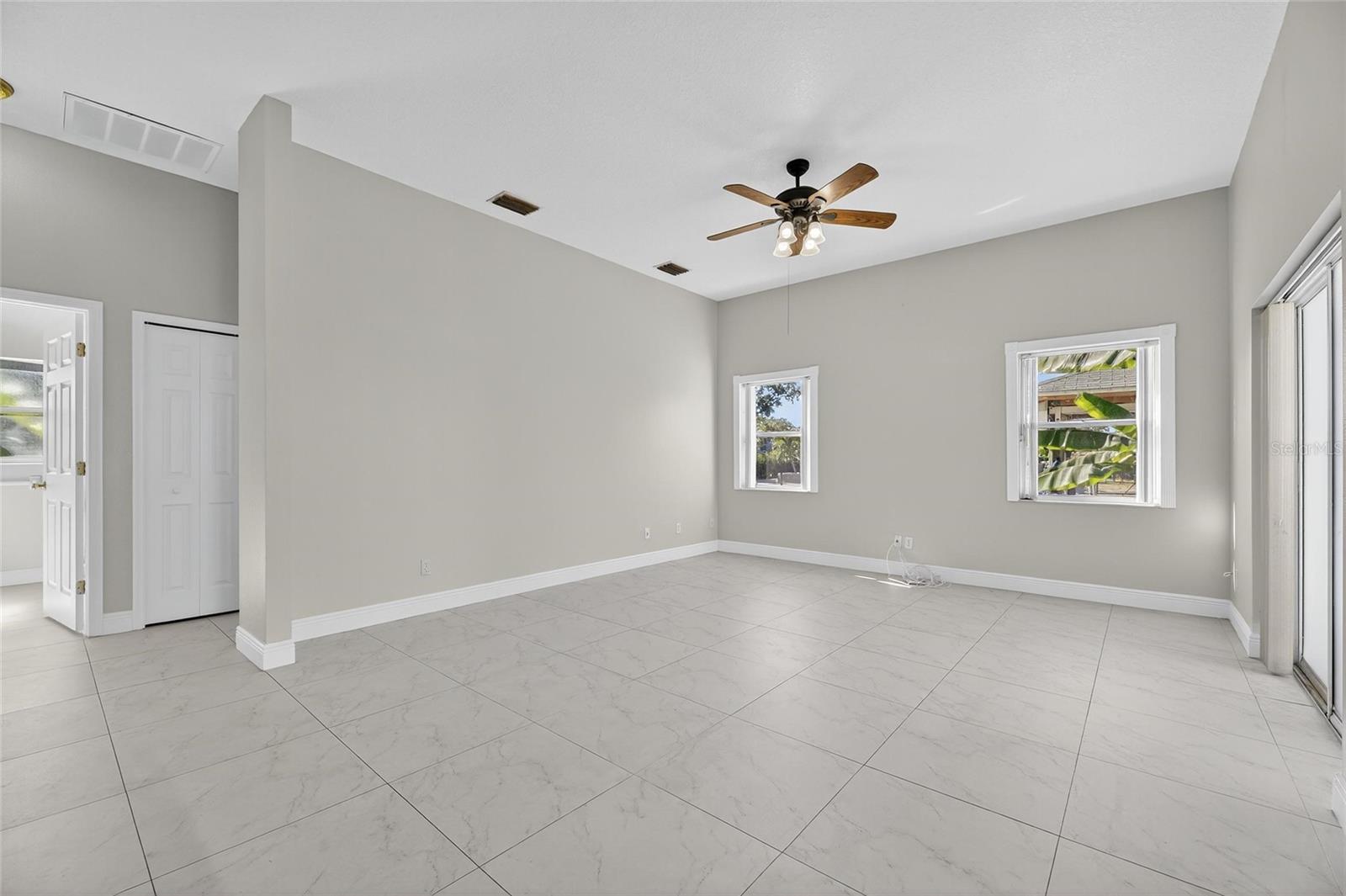 Image 36 of 80 For 172 Lake Shore Drive W