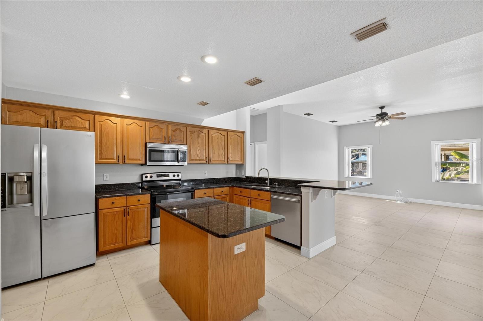 Image 44 of 80 For 172 Lake Shore Drive W