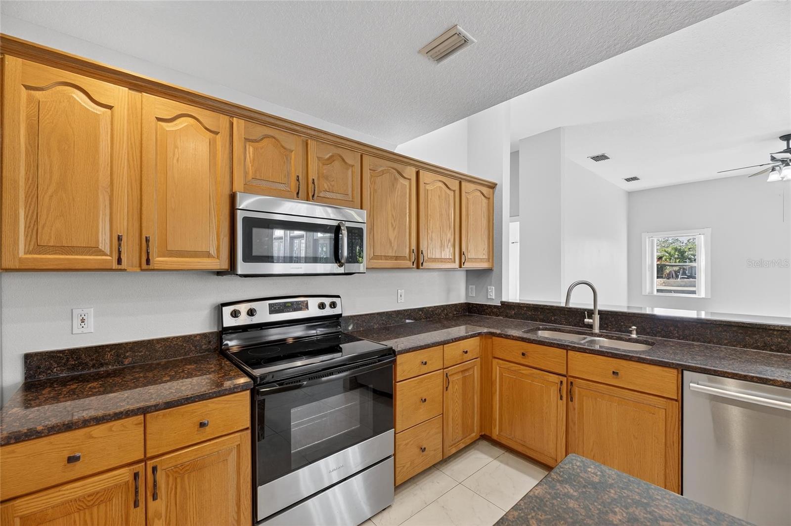 Image 45 of 80 For 172 Lake Shore Drive W