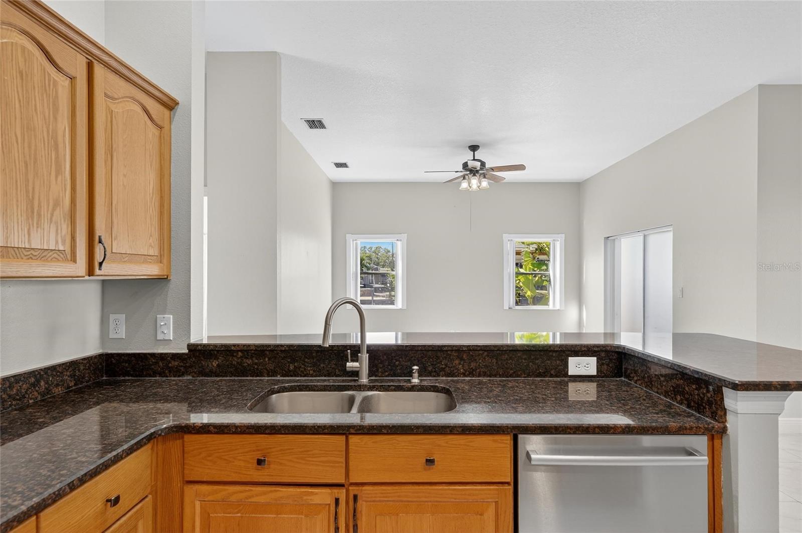 Image 46 of 80 For 172 Lake Shore Drive W