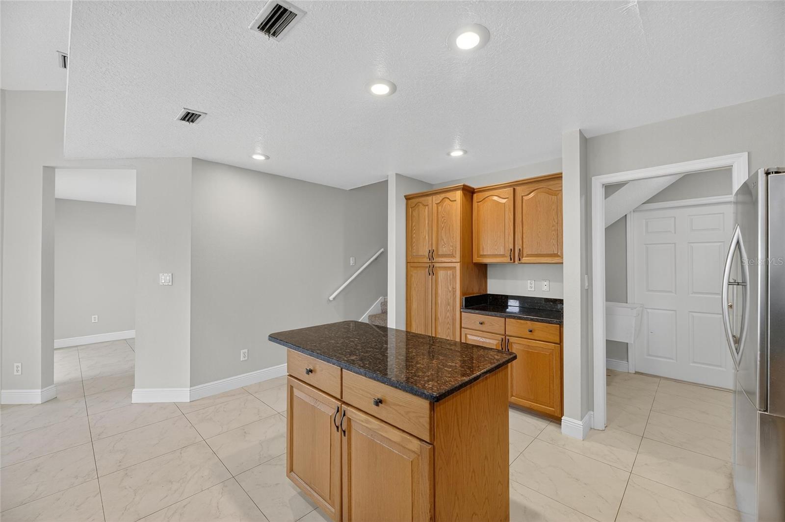 Image 47 of 80 For 172 Lake Shore Drive W