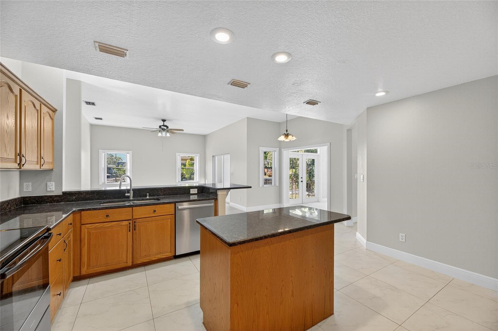 Image 48 of 80 For 172 Lake Shore Drive W