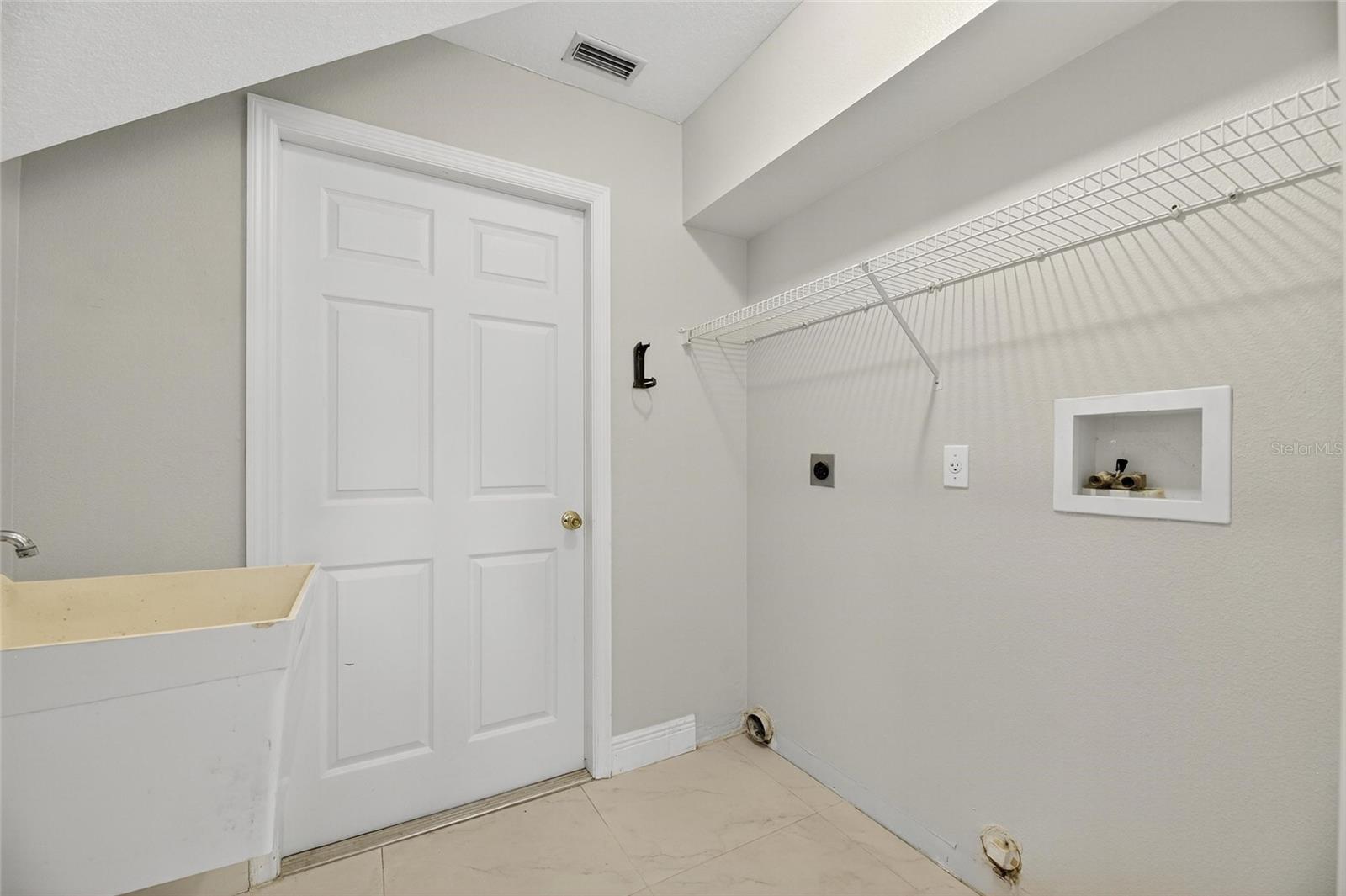 Image 49 of 80 For 172 Lake Shore Drive W