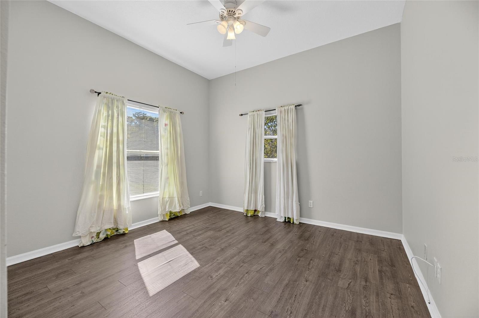 Image 51 of 80 For 172 Lake Shore Drive W