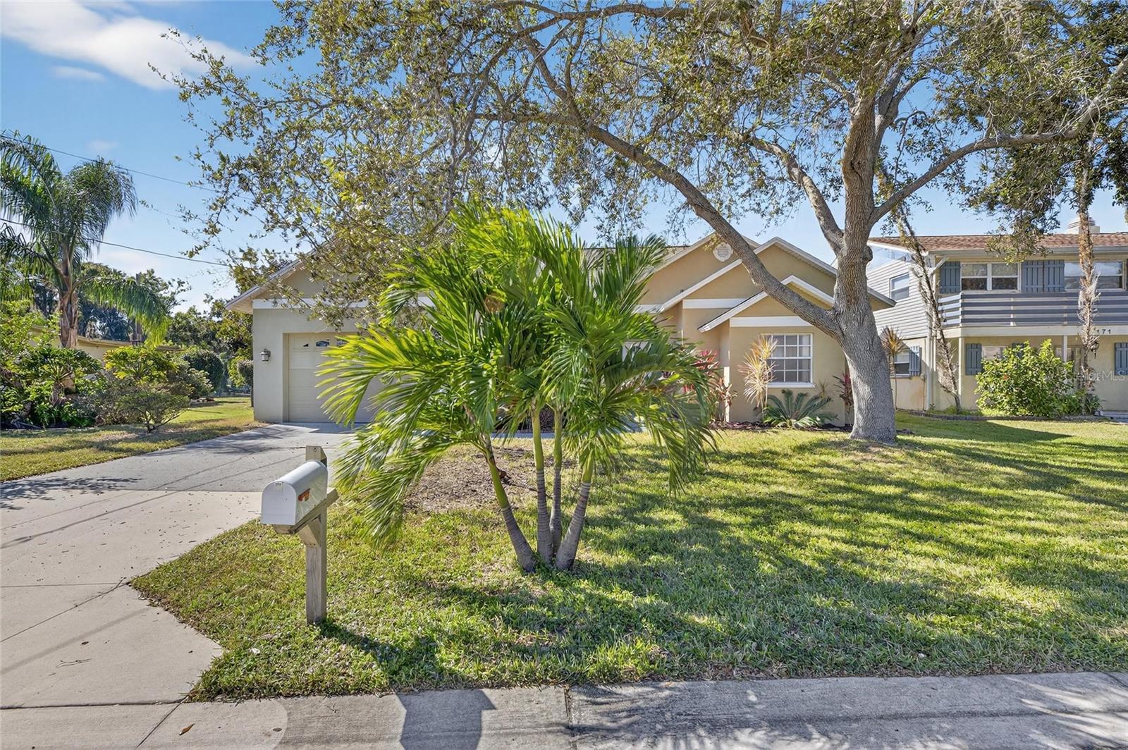 Image 6 of 80 For 172 Lake Shore Drive W