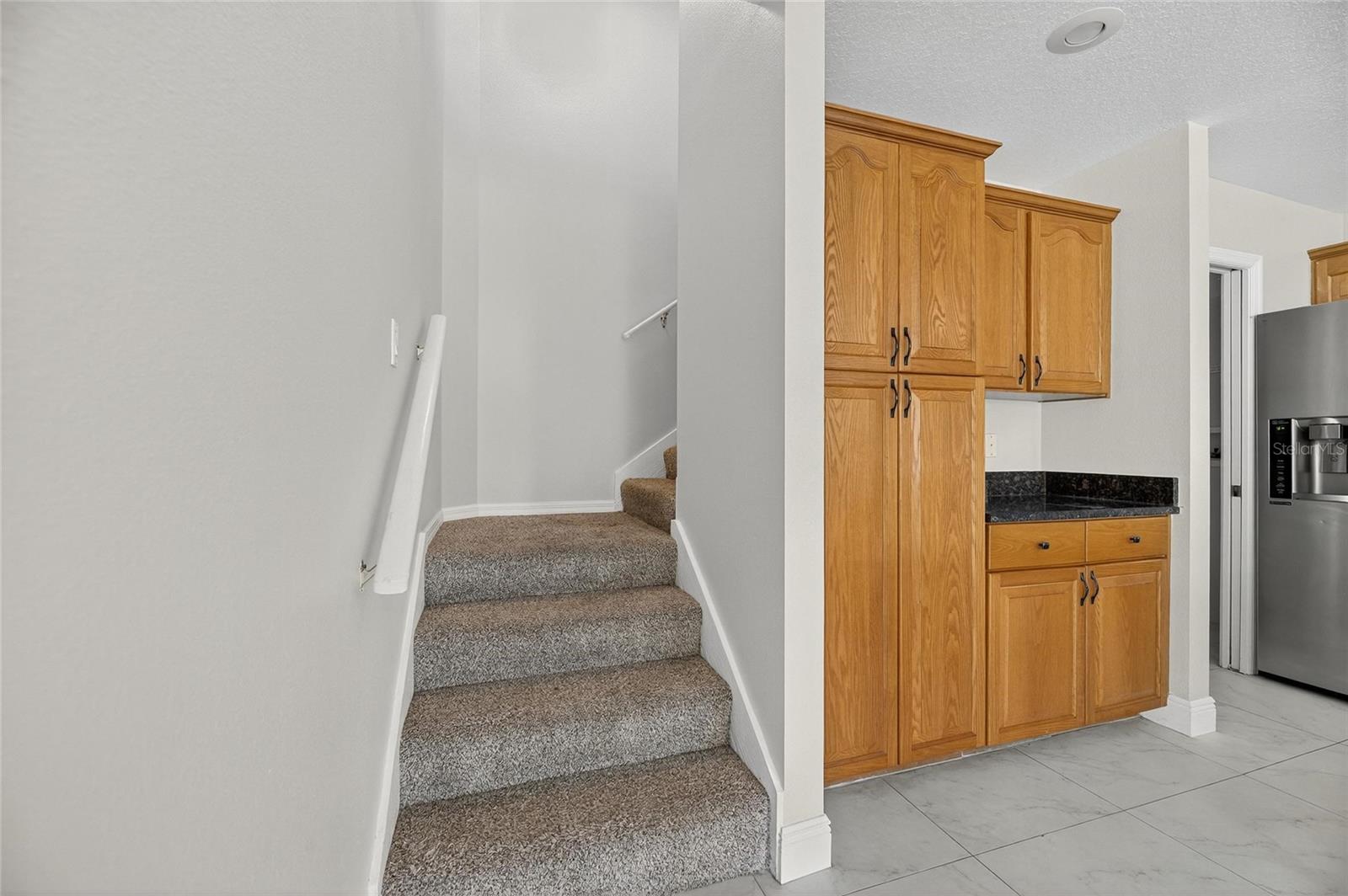 Image 61 of 80 For 172 Lake Shore Drive W