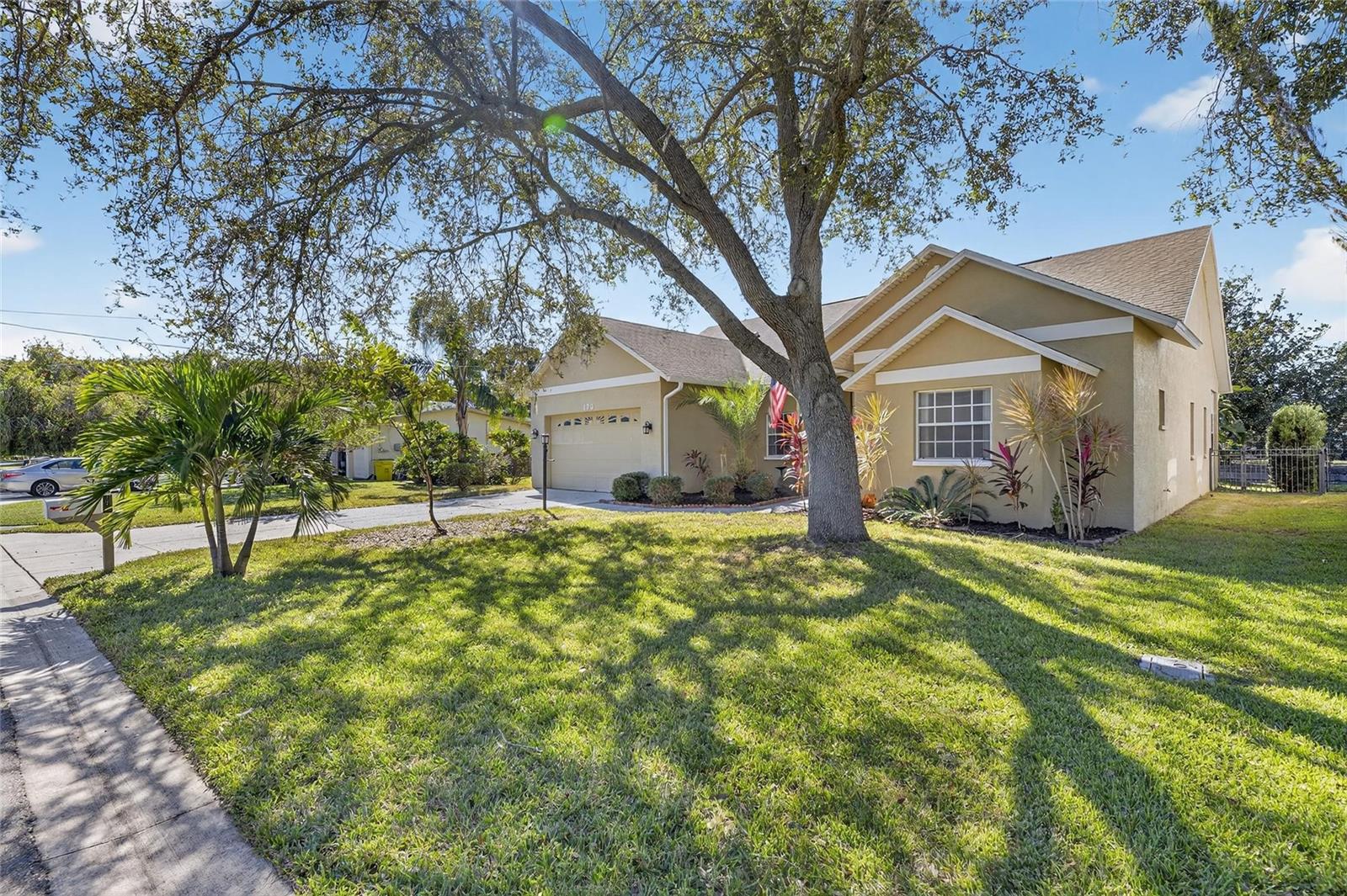 Image 7 of 80 For 172 Lake Shore Drive W