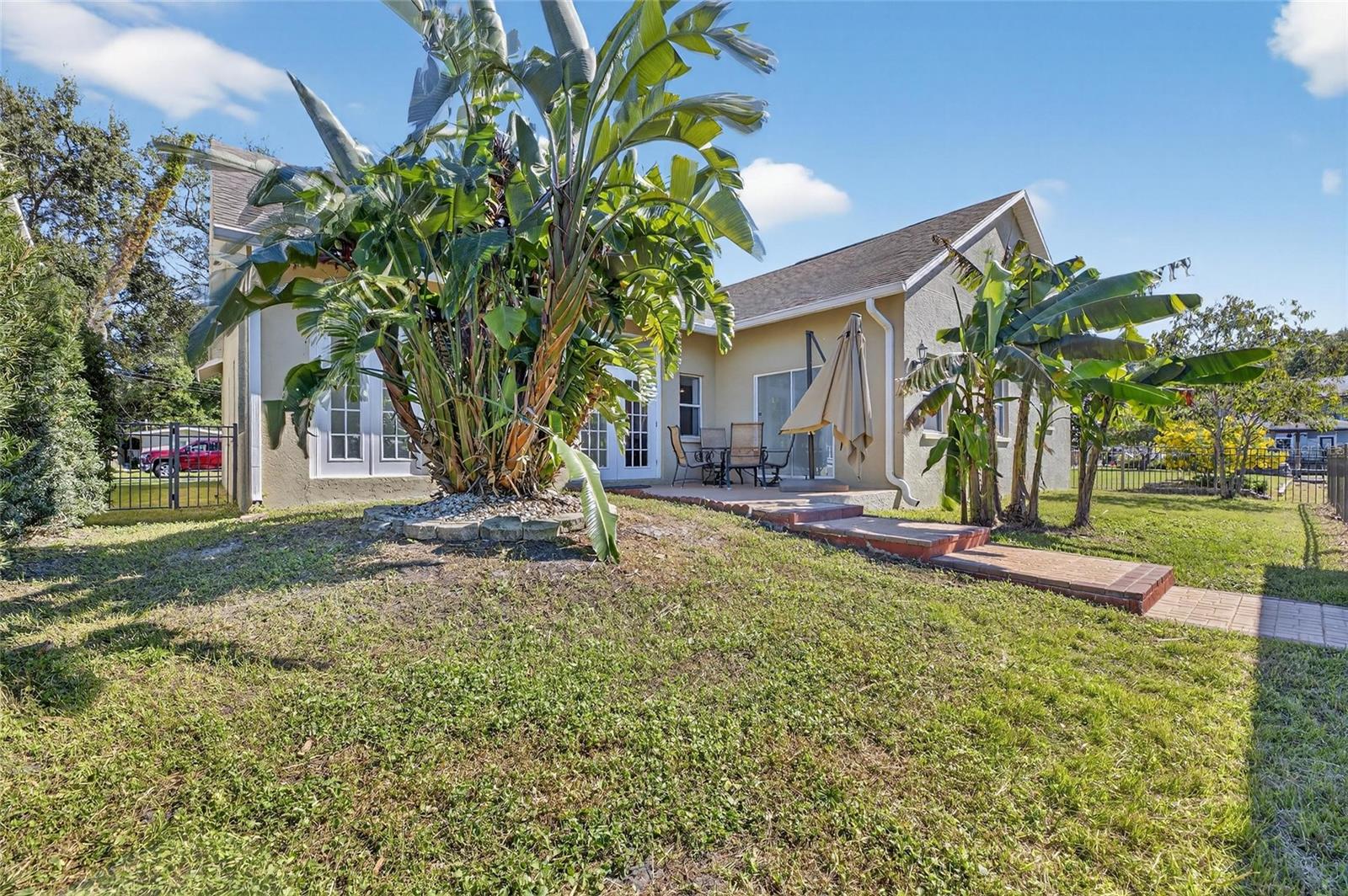 Image 71 of 80 For 172 Lake Shore Drive W