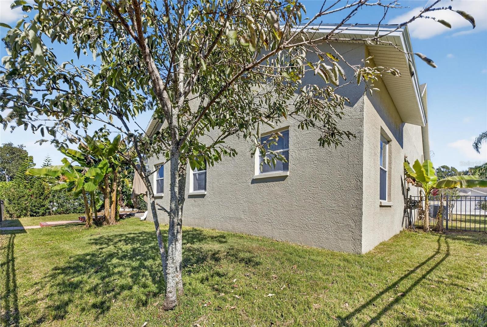 Image 72 of 80 For 172 Lake Shore Drive W