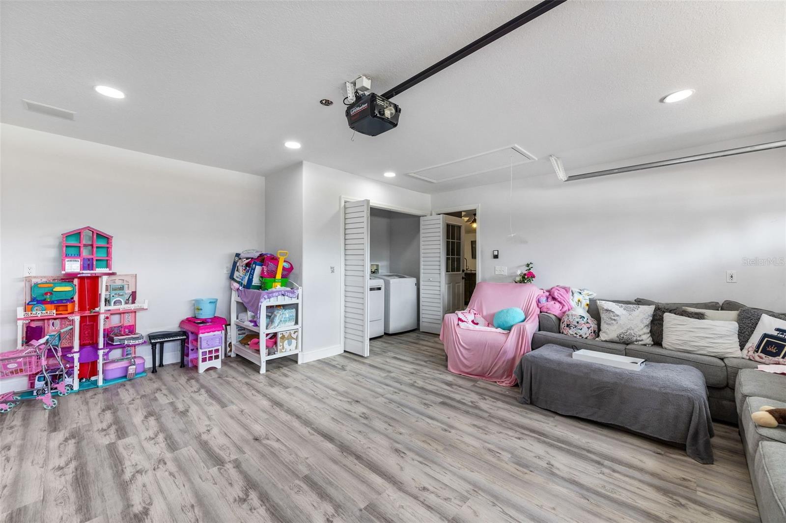 Image 32 of 52 For 12026 Colonial Estates Lane