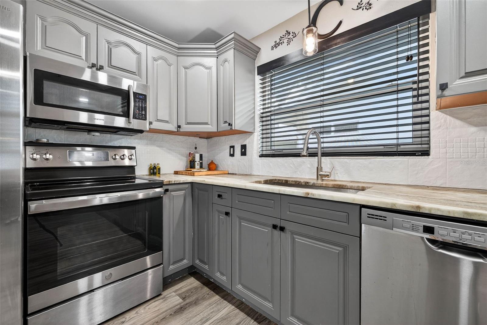 Listing photo id 9 for 2581 Bramblewood Drive W