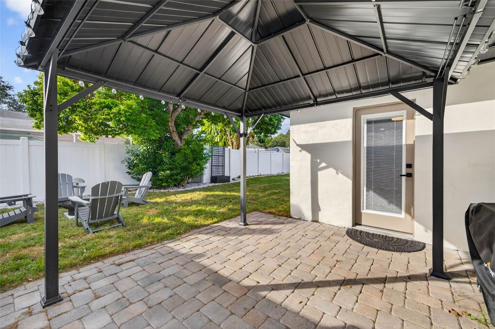 Listing photo id 16 for 2581 Bramblewood Drive W