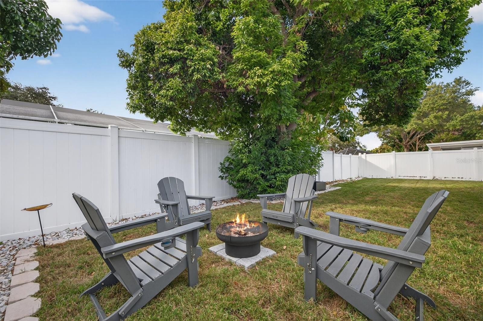 Listing photo id 17 for 2581 Bramblewood Drive W